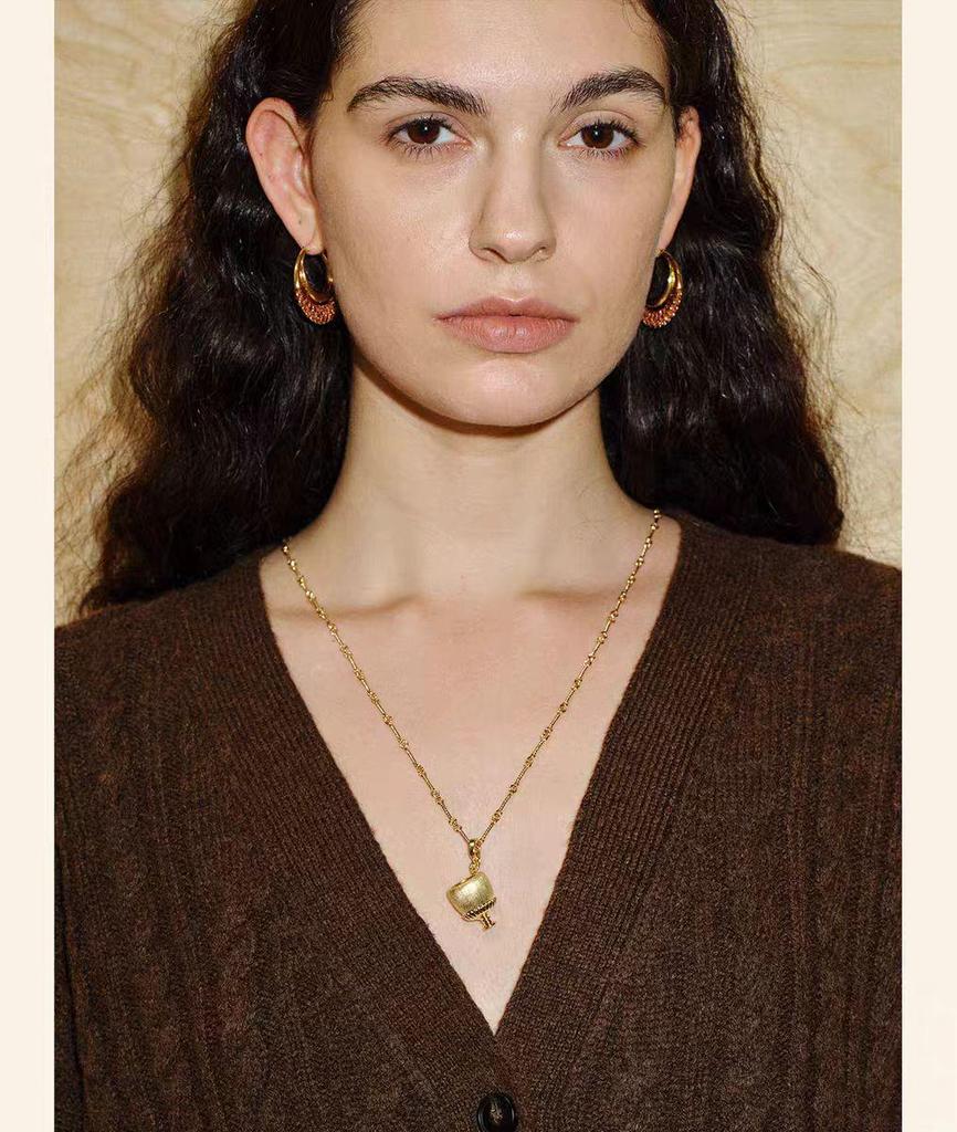 New Retro-Style Wine Glass Necklace Pendant: Versatile, Casual, Elegant Sweater Chain for Women.