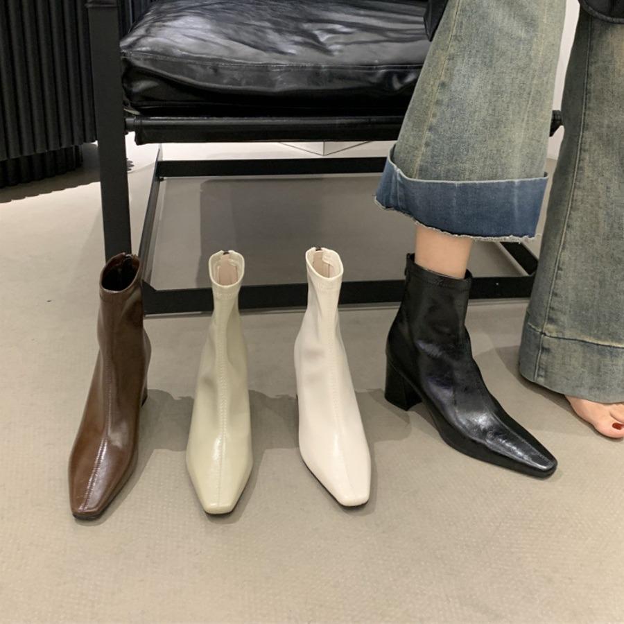 2025 autumn and winter skinny thick heel brown brown small short boots women's French retro commuter delicate Martin shoes boots
