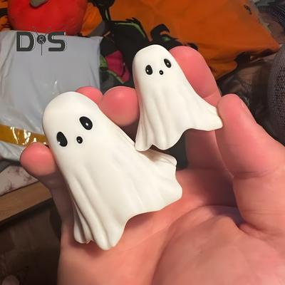 1/2/5Pcs Halloween Ghost Figurine Spooky Love Heart Dedo Médio Little Ghost Resin Statue Sculpture Home Office Desktop Decoration Ornament