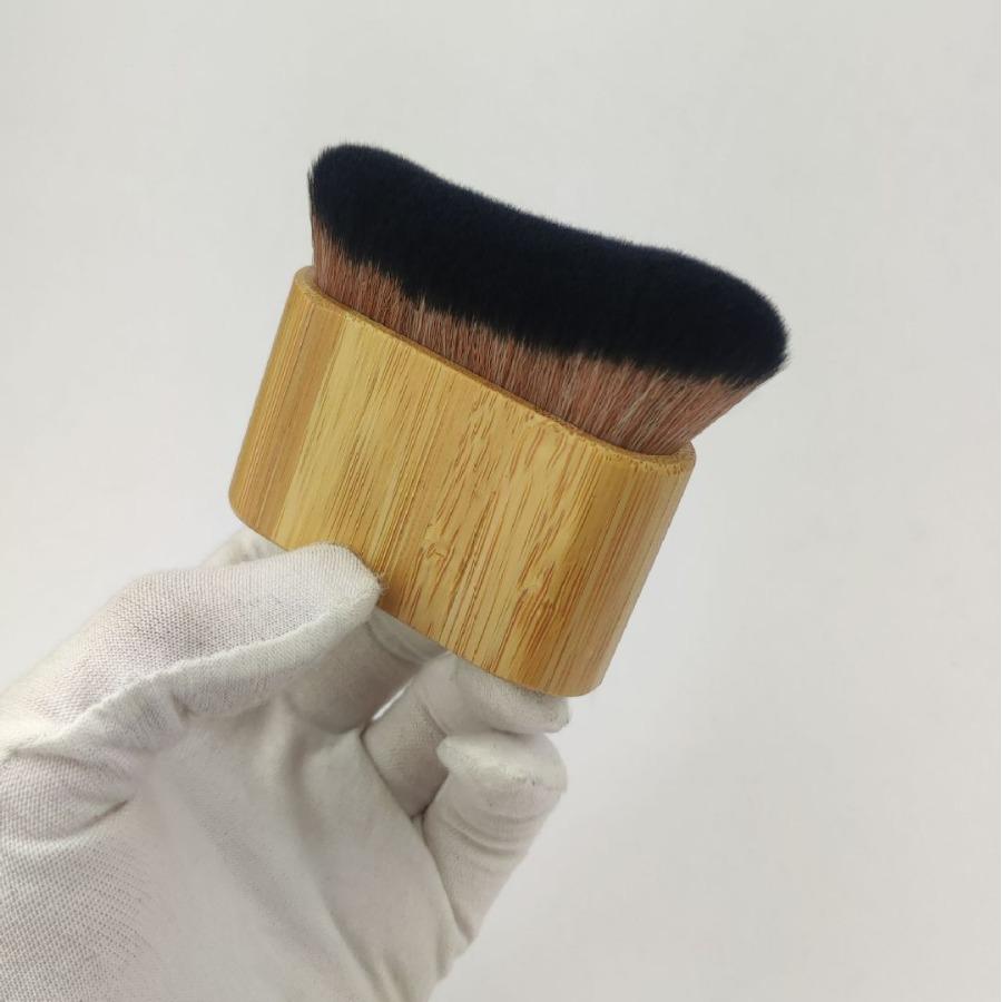 Multifunktionaler Körper- und Rougepinsel mit weichen Borsten