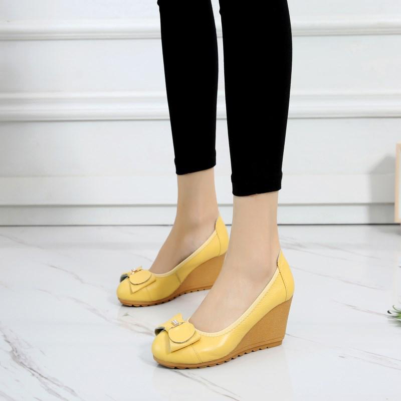 2026 Legere Damen Keilabsatzschuhe Echtes Leder Weicher Komfort Runde Spitze Keilabsatz 7cm Marke Damenschuhe Tägliches Tragen
