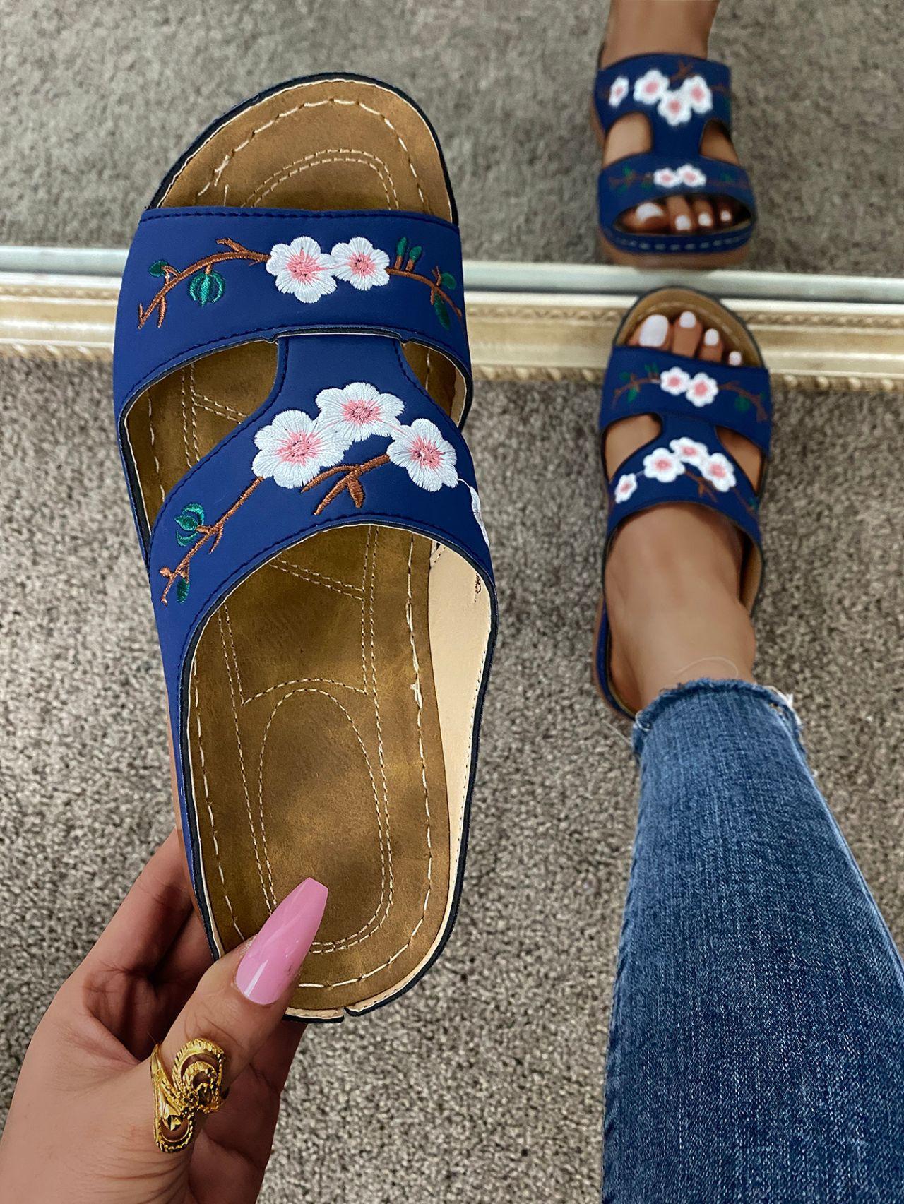 

2025 foreign trade large size one-character slippers women s summer Roman shoes slope heel platform sandals embroidered flower women s cool slippers 43 темно-синього кольору