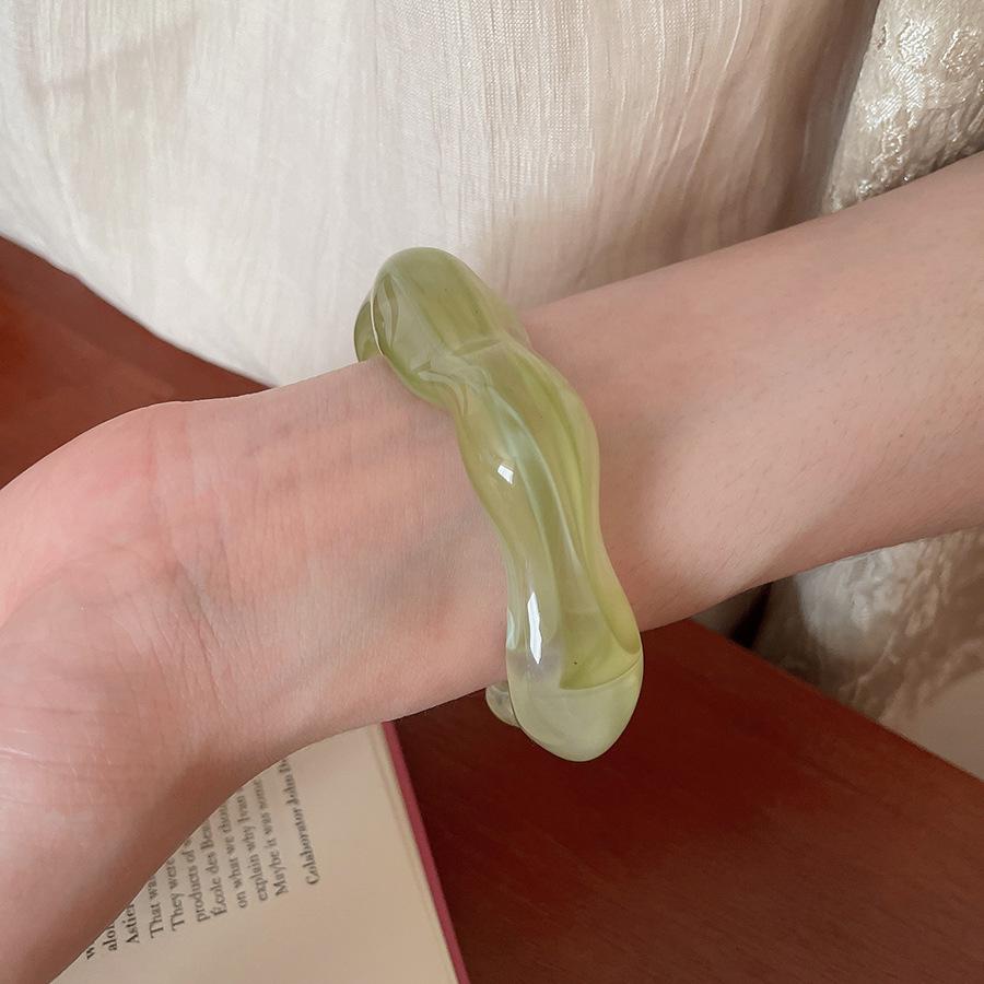 European & American Cross-border Halo Resin Wood Bracelet: Exaggerated, Luxurious High-end Round Bangle for Women.