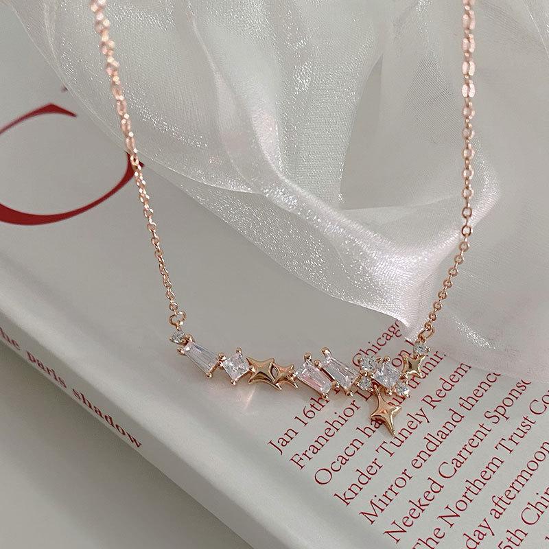 

Ожерелье с четырьмя квадратными бриллиантами, легкая роскошь, высококачественный бриллиантовый набор, взрывное украшение на шею, уникальный дизайн, новый стиль