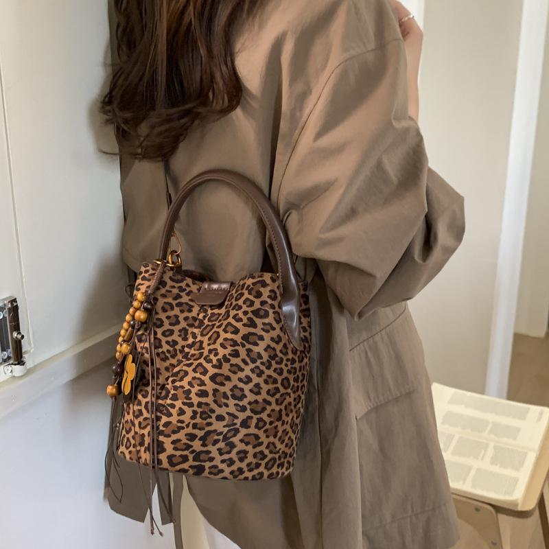 Foreign Style Fashionable Exquisite Versatile Shoulder Messenger Bag Simple 2025 Autumn and Winter Women's Portable Bucket Bag Mother and Child Bag