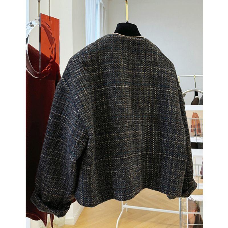 Sophisticated and Cozy Women's Jacket with Woolen Material and Chunky Flower Pattern