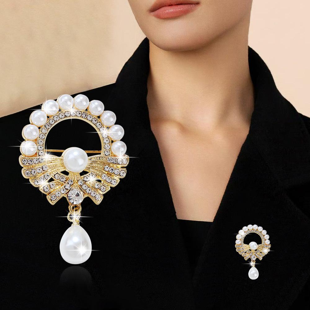 Elegant Women's Pearl and Alloy Lapel Pin Brooch - Fashionable Luxury Accessory