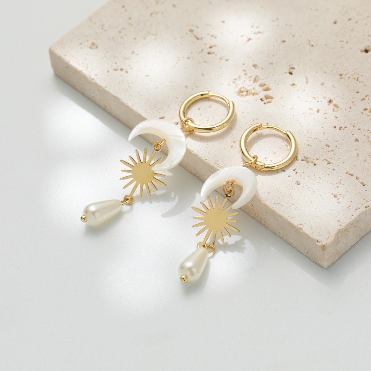 

Изысканные серьги-подвески в виде полумесяца из позолоченного золота с натуральной ракушкой