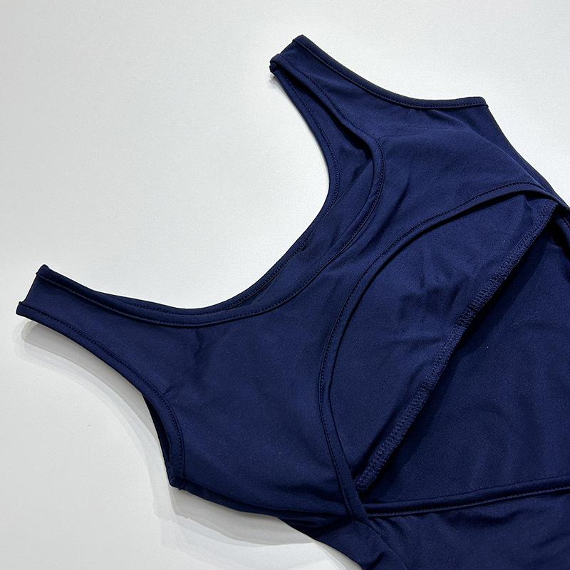 Sexy skládaný overal s odhalenými zády a jedním výstřihem bez rukávů