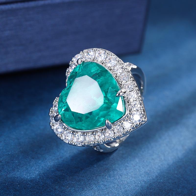 

Ювелирные изделия Медное основание Позолоченное Ретро Имитация цвета Сокровище Кольцо женское в форме сердца с инкрустацией бриллиантами Главный камень 15 * 15