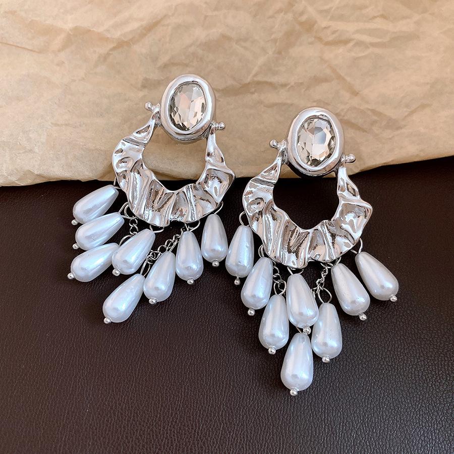 

Retro silver needle diamond-encrusted oval pearl fringed earrings light luxury high-end stud earrings fashionable and exquisite earrings