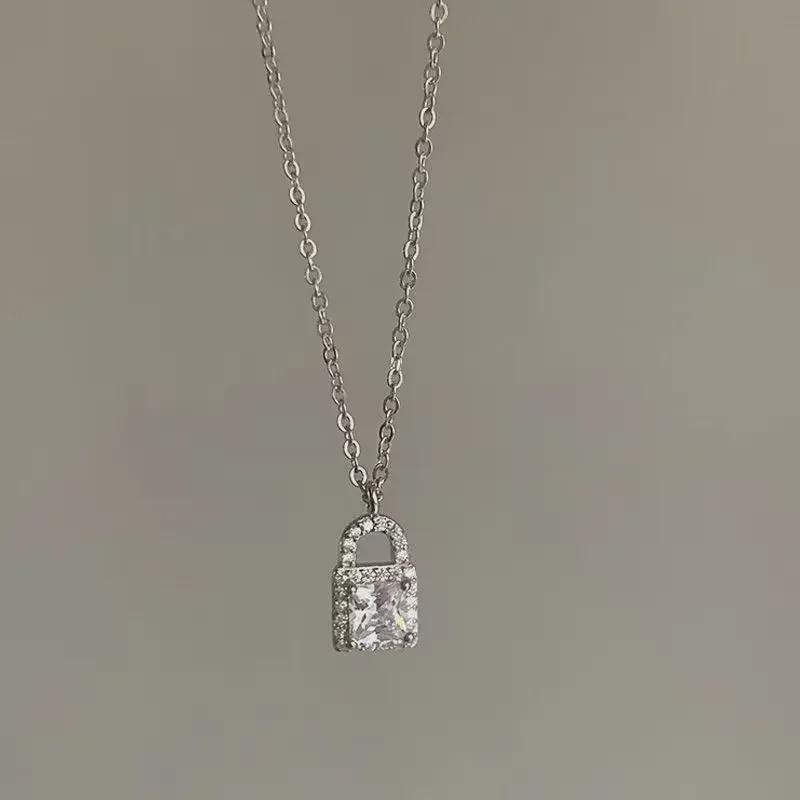 2022 Summer Luxury Sparkling Diamond Clavicle Necklace: Simple, Elegant, Cool Style for Women