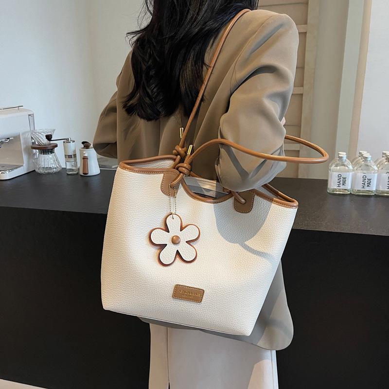 Hand carry versatile bucket bag women's bag 2025 new fashion texture shoulder bag casual messenger bag