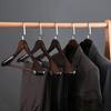 Perchas Premium para Trajes Paquete de 4, Hombro Ancho Acabado Liso Perchas de Madera, Perchero Resistente para Armario, Tienda de Ropa, Exhibición