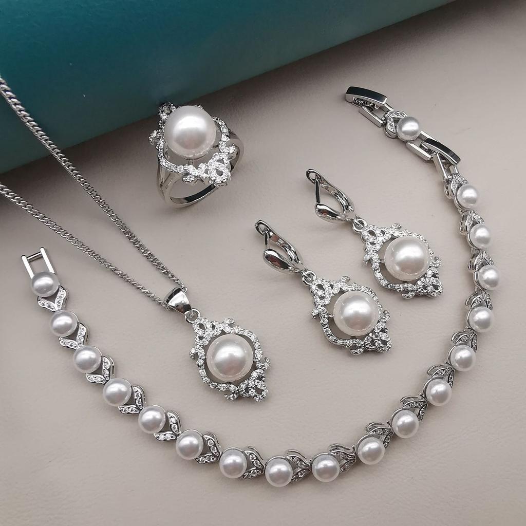 French Elegant Temperament Jewelry Set Niche Design Fashionable and Versatile Pearl Set Simple Collarbone Chain