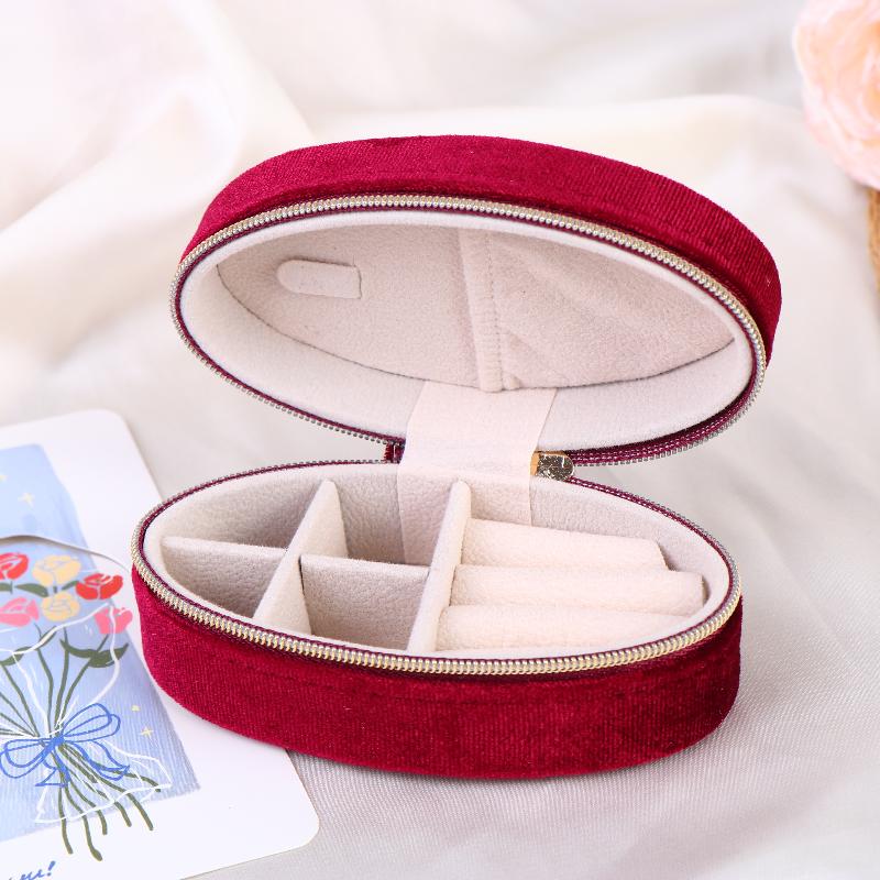 1pc Retro Oval Velvet Mini Portable Jewelry Box For Rings Earrings Bracelets Necklaces Zipper Jewelry Box (about 11*6CM)