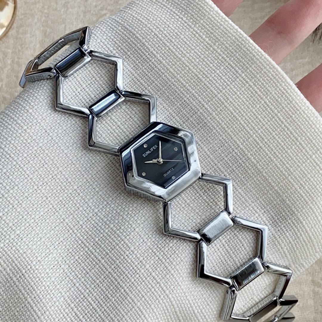 

Женские кварцевые часы-браслет Sunlifex золотистого цвета с сотовым узором