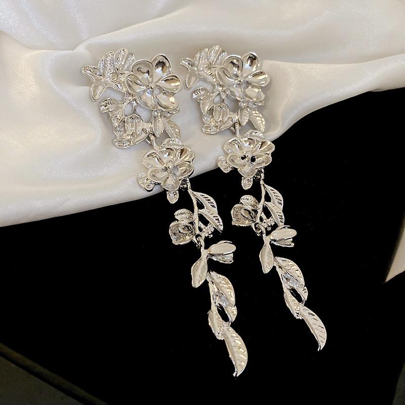 Zinc Alloy Flower Leaf Metal Earrings for Women Exaggerated Design Long Drop Earrings Stylish Retro Antique Charms Female Zircon