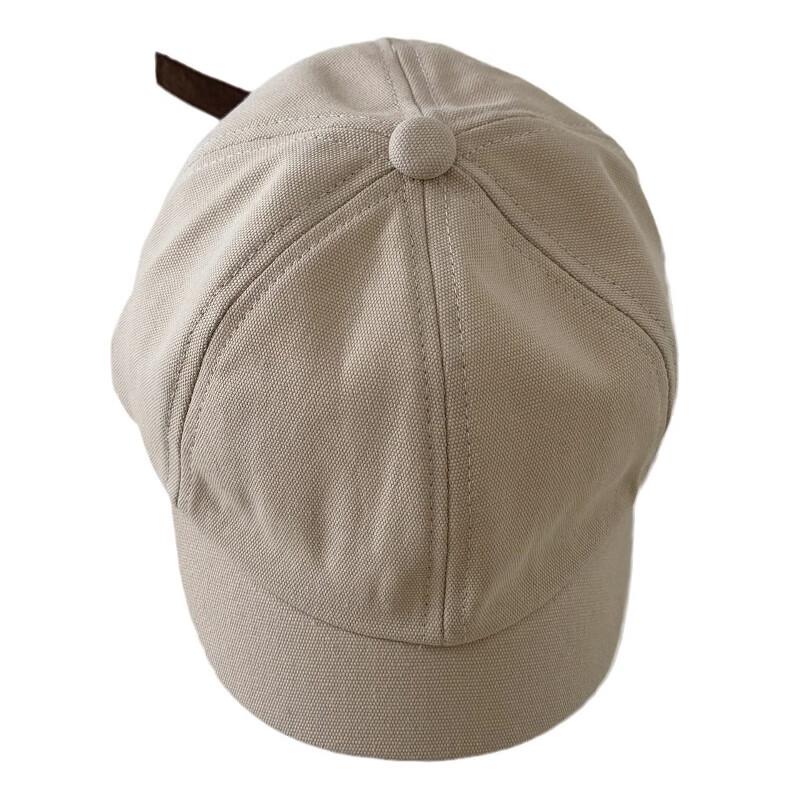 Jednokolorowa czapka bejsbolówka dla dziecka na zewnątrz