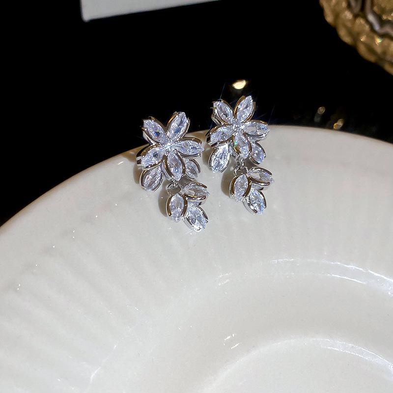 Super Flash Zircon Flower Stud Earrings Women's Korean Personality Earrings Fashion Niche Design Earrings