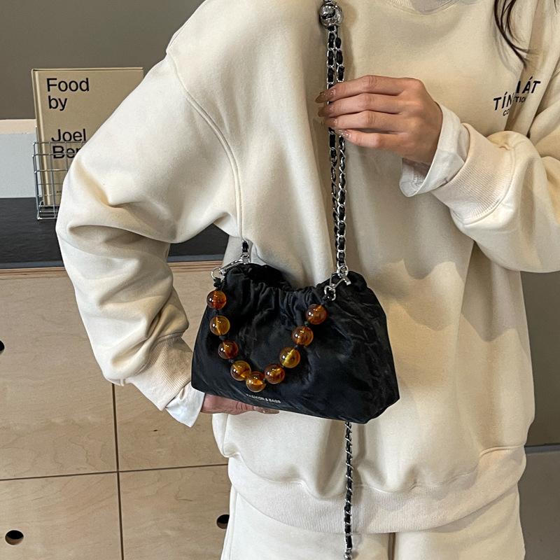 

Популярная в этом году маленькая женская сумка 2025 новая нишевая легкая роскошная плиссированная сумка-облако модная сумка-мессенджер с жемчужной цепочкой 20*9*13 чёрный