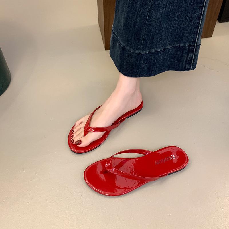 Stylish and simple flip-flop shoes for women's summer wear 2025 new French Xiaoxiangfeng flat-bottomed beach cool slippers