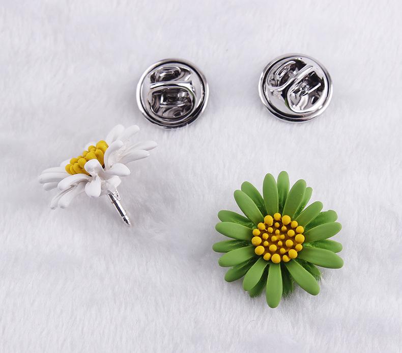 Drip Oil Small Daisy Brooch - Women's Anti-Exposure Corsage Pin Buckle, High-End Clothing Accessory.