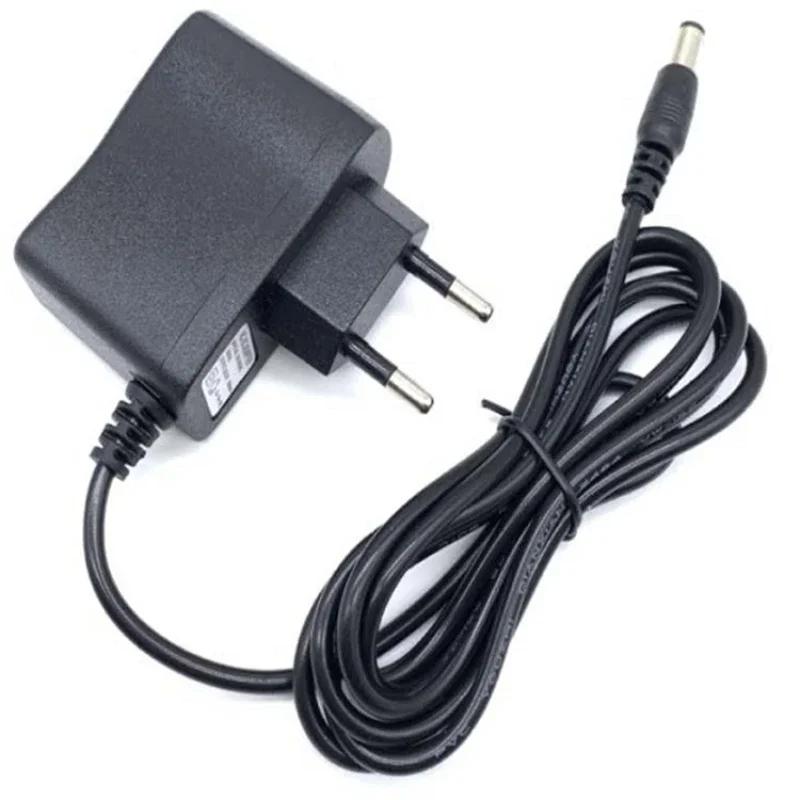 Přenosný ruční šicí stroj Mini steh Šití vyšívání Bezšňůrové oděvy Tkaniny Elektrický šicí stroj