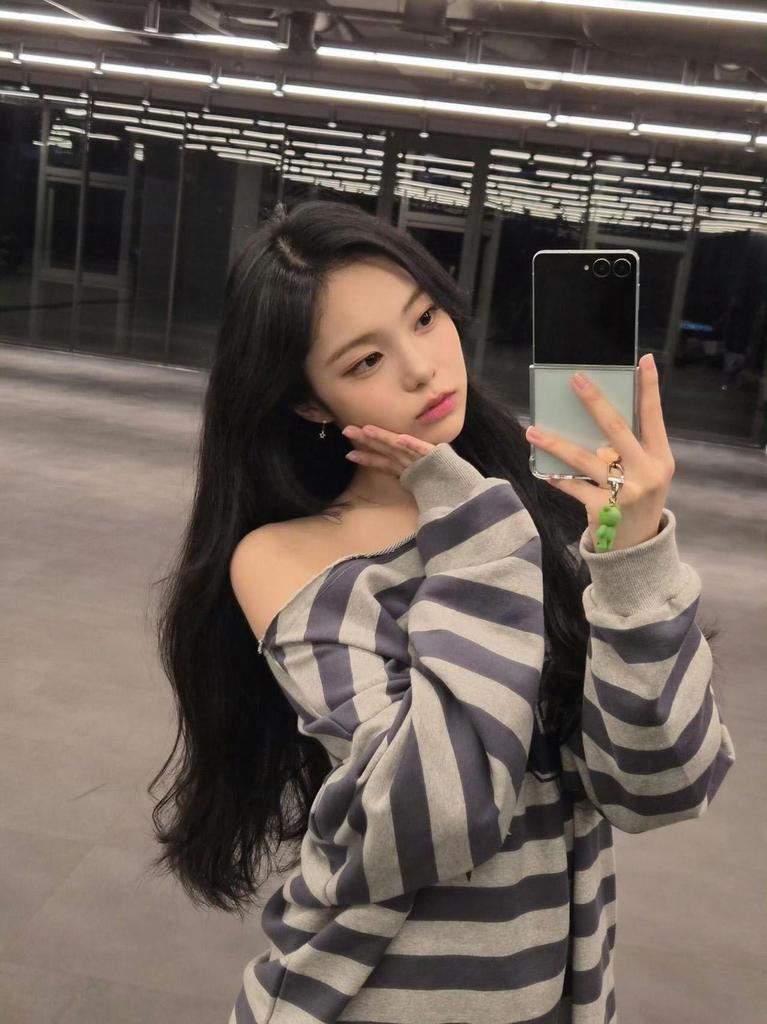 In-Stock Korean Trendy Off-Shoulder Striped Sweatshirt for Women