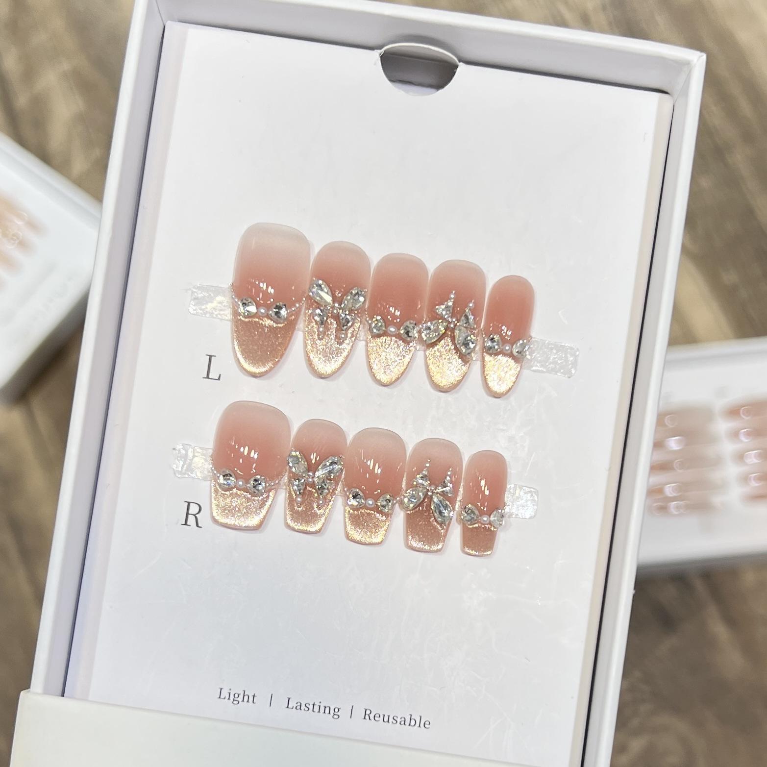 

Чистая ручная работа Бабочка носит циркониевый бриллиант Ледяной прозрачный нюдовый кошачий глаз Французский нейл-арт планшет Высококлассное ощущение Medium M