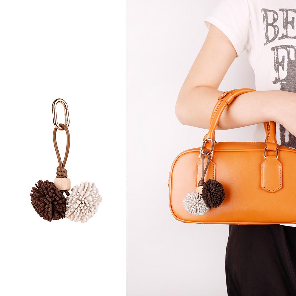 Portachiavi e Ciondolo per Borsa con Nappa a Forma di Palla di Bacca di Bayberry in Stile Zhang Yuanying