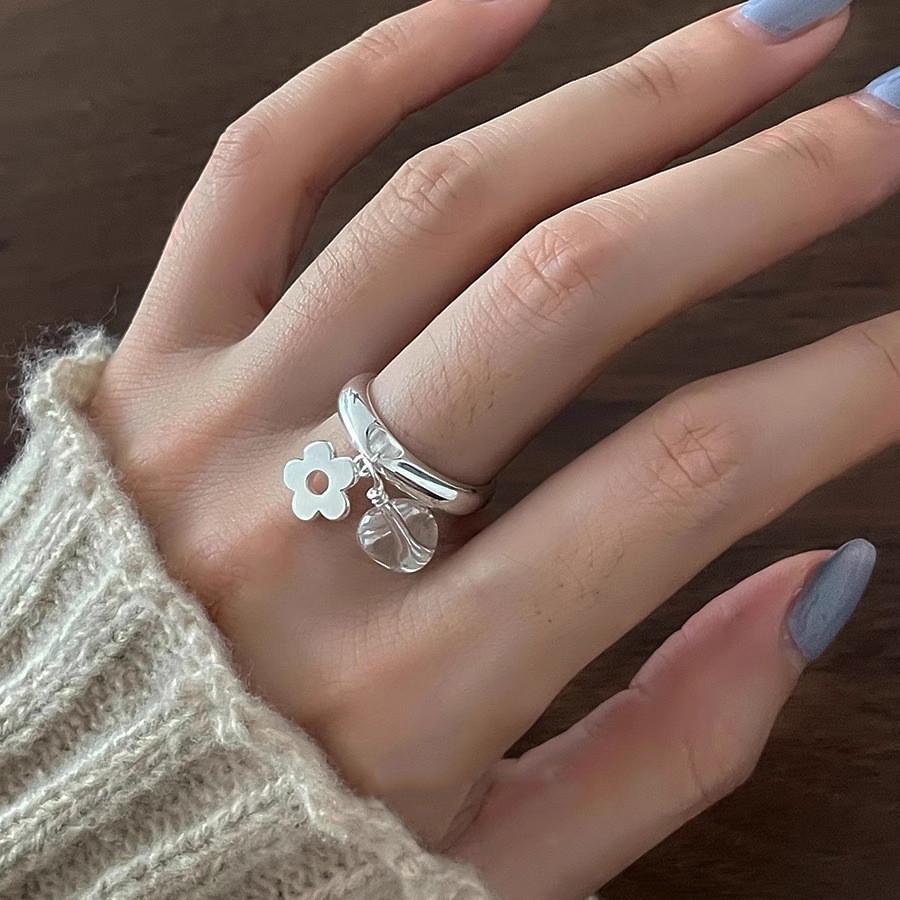 Elegant Natural White Crystal Flower Adjustable Ring For Women Stylish Minimalist Design