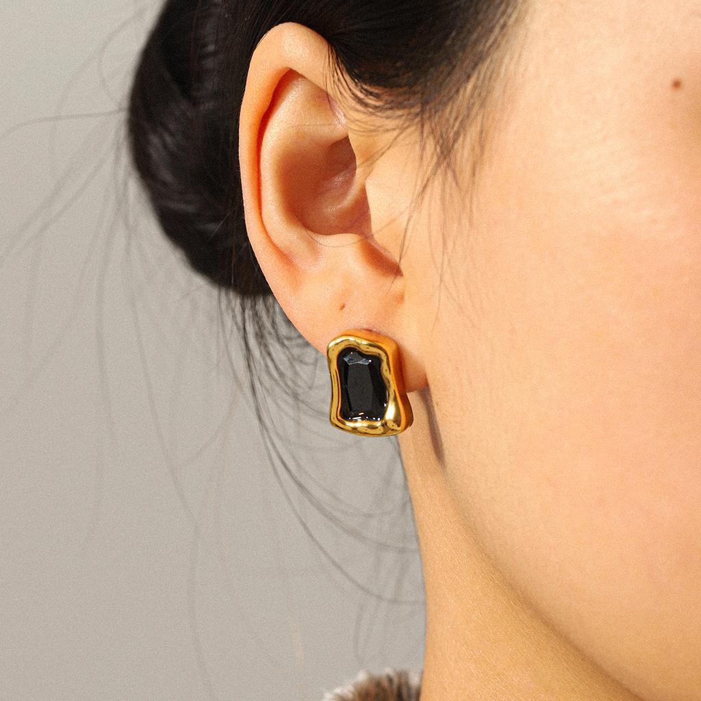 Stainless steel earrings, light luxury high-end zircon stud earrings, unique versatile titanium steel non-fading ear jewelry