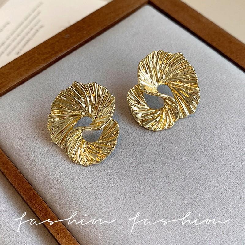 

European and American style irregular texture twisted stud earrings light luxury high temperament earrings earrings золотой