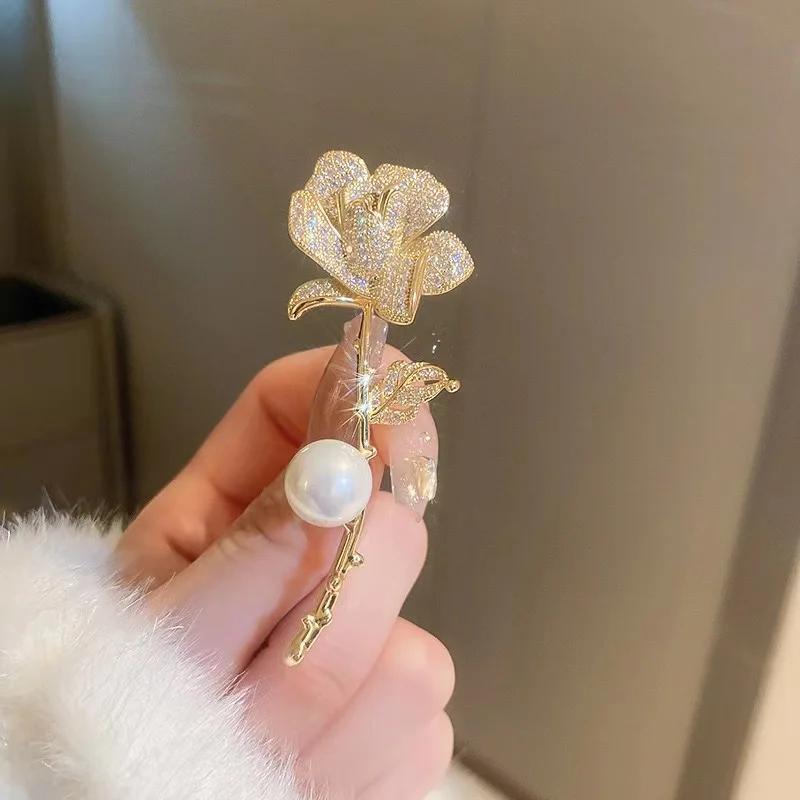 Fashion Pearl Maple Leaf Rhinestone Brooches For Women Elegant Metal Fixed Clothing Pins Daily Jewelry Accessories