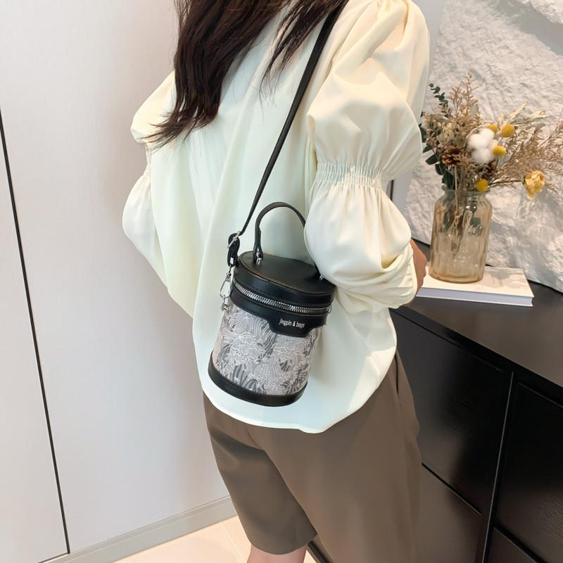 Stilvolle Lässige Beuteltasche Für Damen In Trendigen Herbstfarben Mit Schlankem Urbanem Design