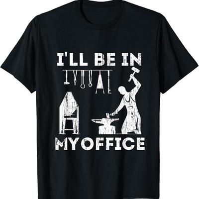 Ich bin in meinem Büro und schmiede Schmiedewerkzeuge T-Shirt