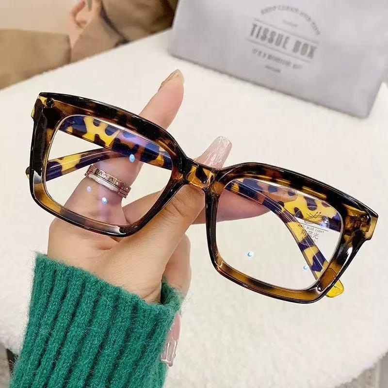 Ultra-Light Tea-Colored Photochromic Myopia Glasses for Women – Trendy Square Transparent Frames, High Aesthetic Bare-Faced Look.