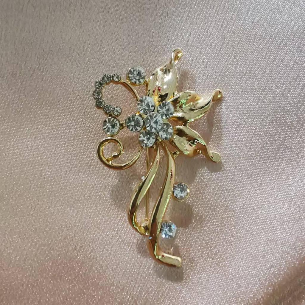 High-End Korean Alloy Scarf Buckle with Diamond, Pearl, and Brooch Pin Accessories