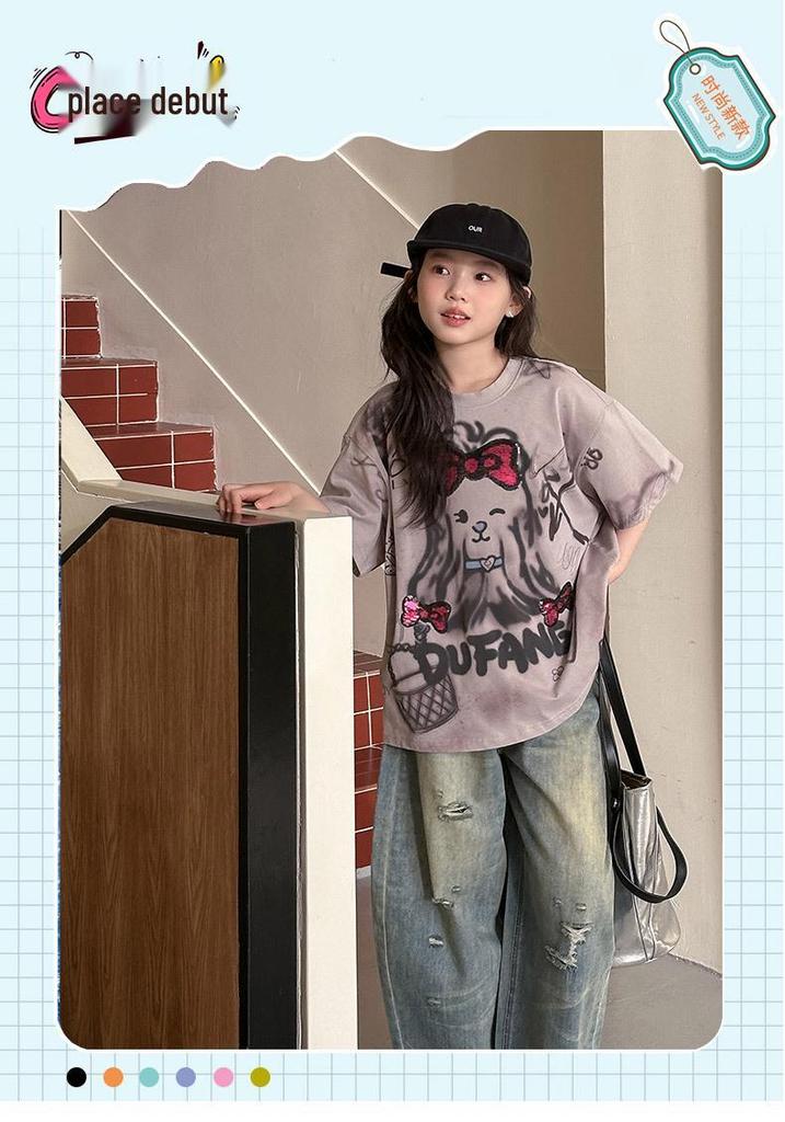 Coole Cartoon-Sommergarnitur für Kinder: Kurzarm-T-Shirt & Ripped Jeans Zweiteiler.