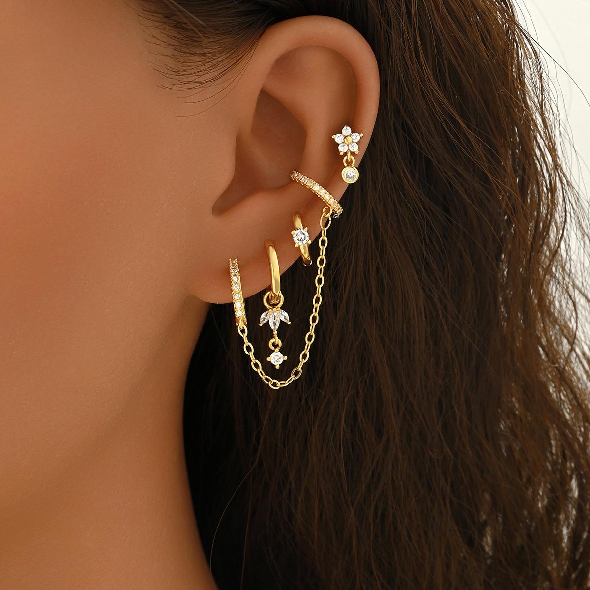 Геометричные, Сдержанно-роскошные серьги-цепочки с инкрустацией цирконами золотой