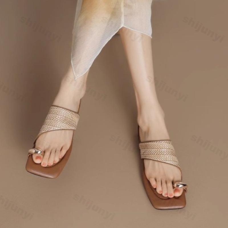 Fashion French Style Retro Vacation Woven Design Toe Flip Flops for Women's Outdoor Wear Summer 2025 Niche Square Heel Low Heel Sandals
