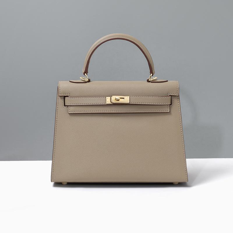 Ny moteriktig crossbody-veske med en trendy og high-end følelse, håndholdt fraktseddel skulderveske, ekte skinn dameveske, bagasje og veske