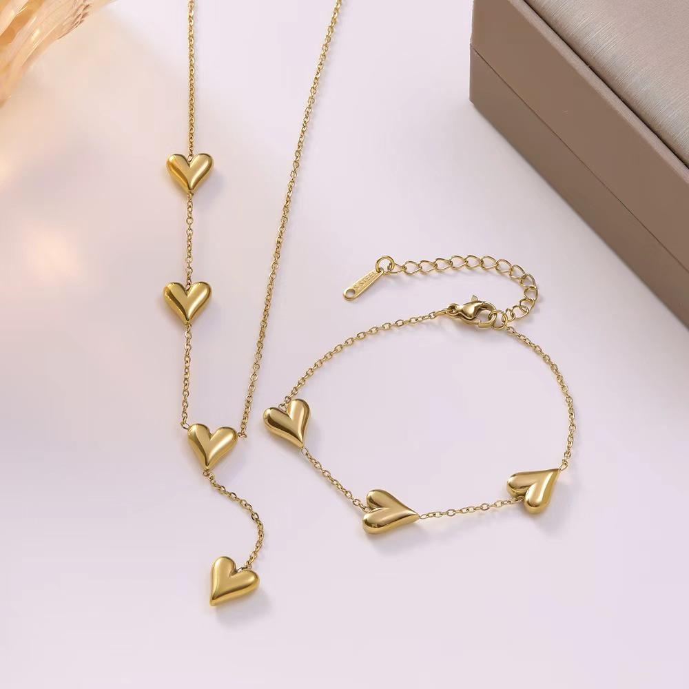 European and American Fashion Titanium Heart Necklace and Bracelet Set for Women – Simple, High-End, Non-Fading Clavicle Chain.