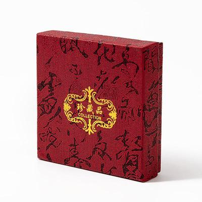 Dárková krabička na šperky s kaligrafickým obalem na prsteny, přívěsky a náušnice se zlatým raženým logem.