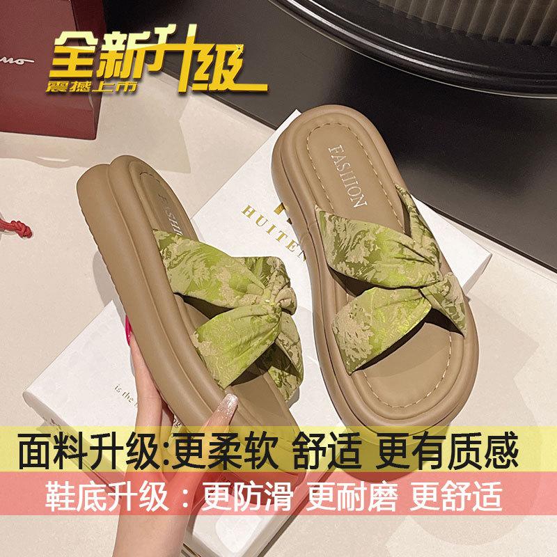 New Chinese style slippers women's summer wear 2025 new muffin platform one-word drag beautiful holiday sandals