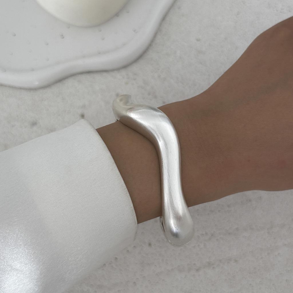 Ingemark Creative Hip Hop Matte Heavy Metal Chunky Spring Bangles for Women New Trend Gold Color Arm Bracelets Grunge Jewelry