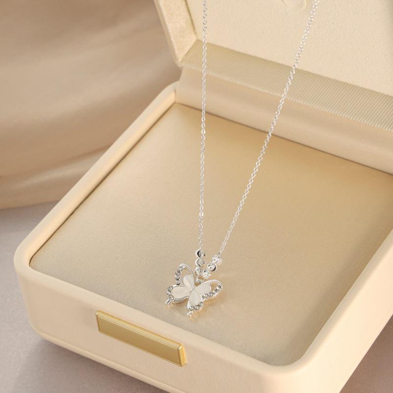 Elegant Pearl Necklace: Trendy, High-End Titanium Steel Clavicle Chain for Women