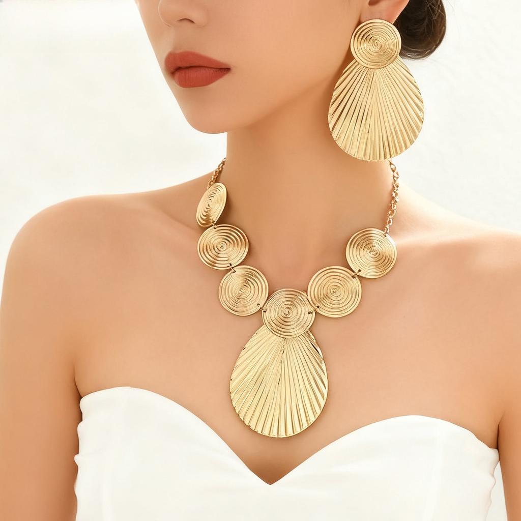 European and American Geometric Discs Are Exaggerated, Simple and Elegant Atmospheric Necklaces, Earrings and Jewelry Sets.