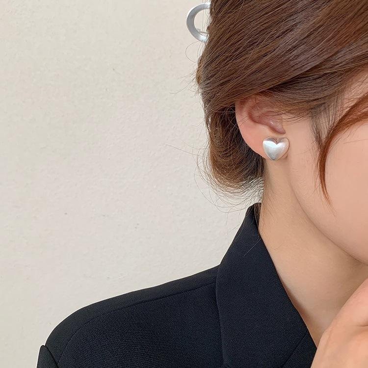 Niche light luxury handmade brushed love pearl stud earrings female, silver needles two wearing retro versatile earrings earrings